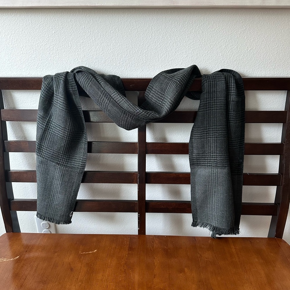 Men’s scarf grey plaid EUC